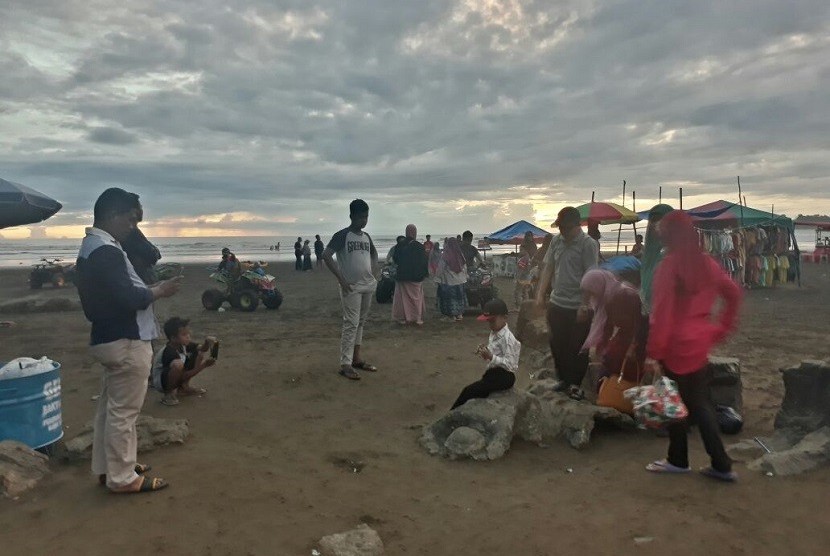  Wisatawan Keluhkan Kebersihan Pantai Air Manis Padang